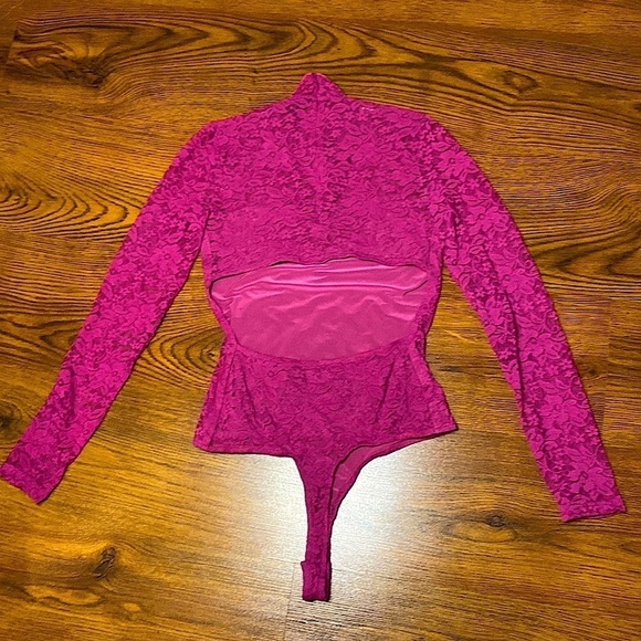 🌷 Guess 🌷 Fuchsia Pink Lace Mockneck Cutout Back  Bodysuit - Picture 5 of 8
